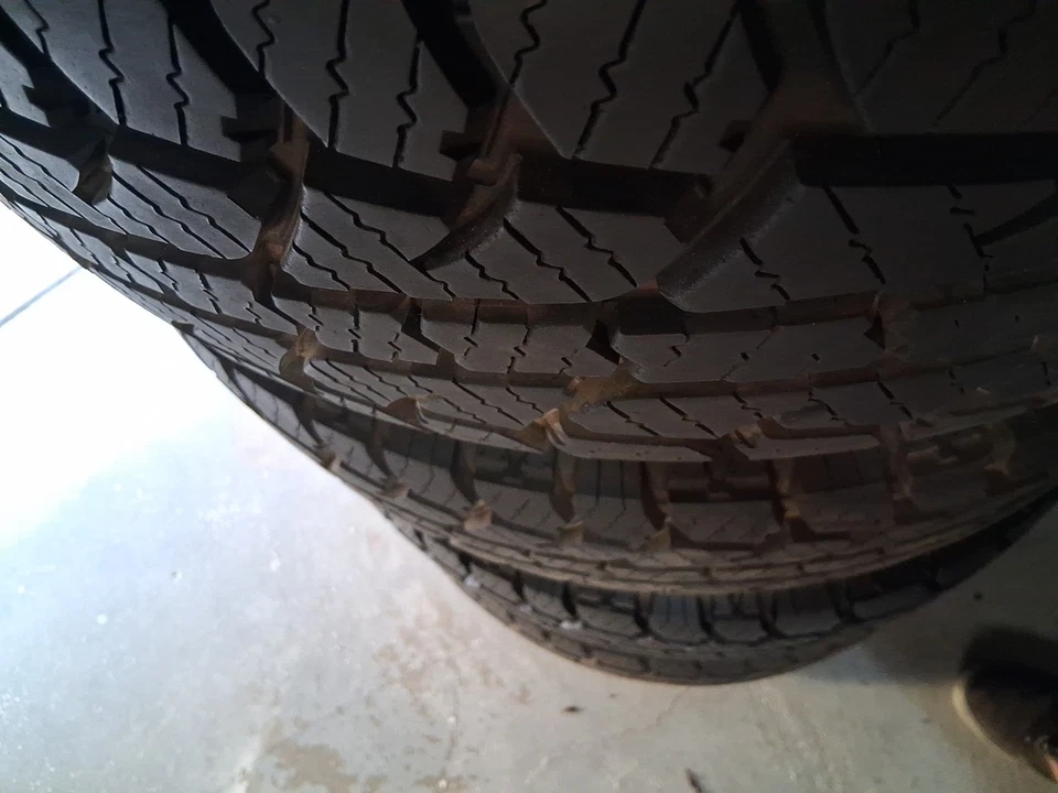 BRAND NEW RIMS 2025 TOYOTA TACOMA. TIRES LESS THAN 100 MILES ON THEM. FULL SET - Bild 3 von 4