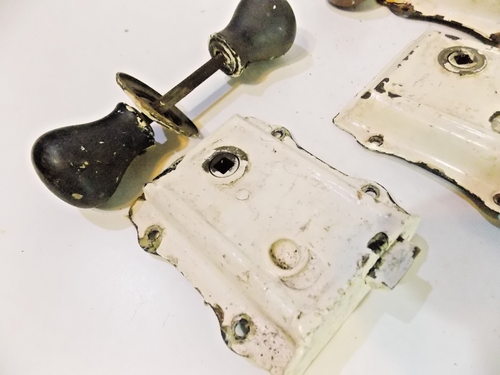 Three sets of antique original reclaimed door rim locks with wooden knobs - Imagen 12 de 14
