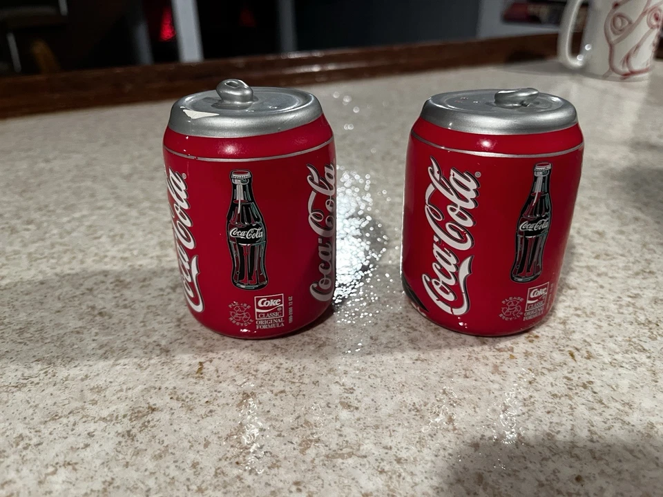 Estatuillas y saleros y pimenteros de Coca Cola/latas y bandeja de metal coleccionables Foto 4 de 4