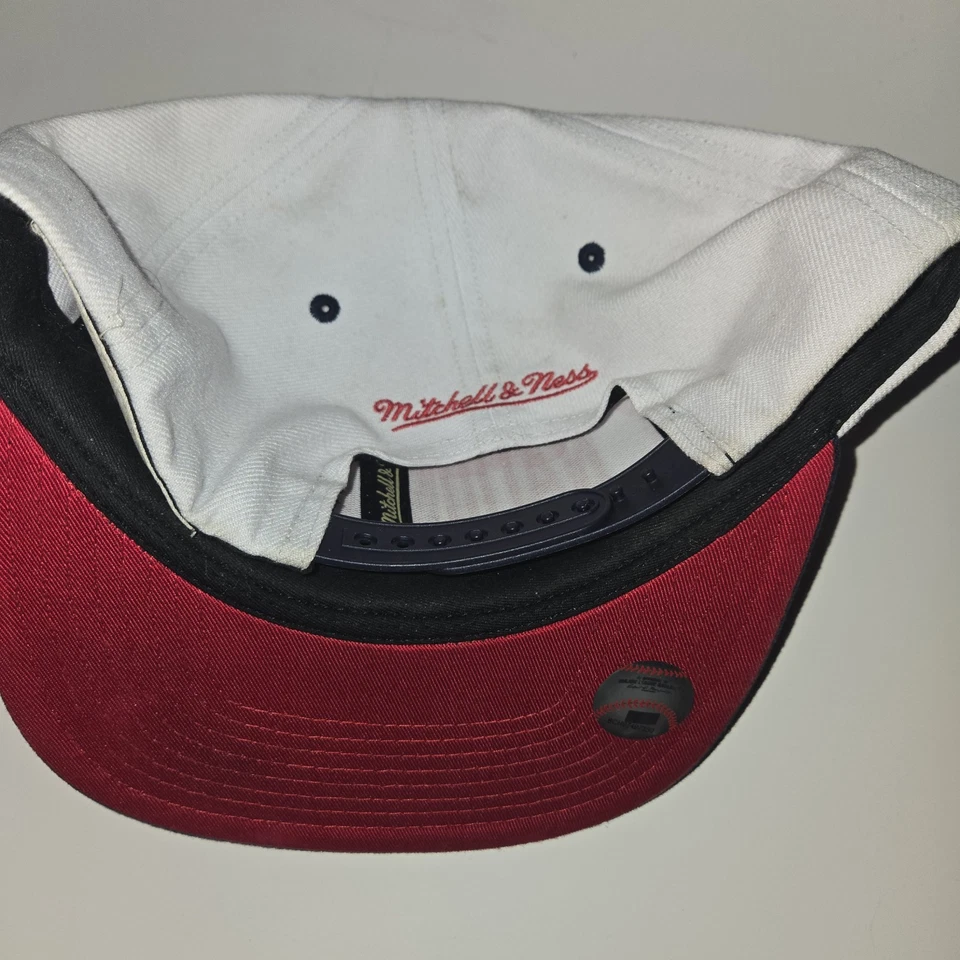 Sombrero de los Nacionales de Washington, Mitchell & Ness, Script Cao, Rojo Bajo Ala, Snapback Foto 3 de 4
