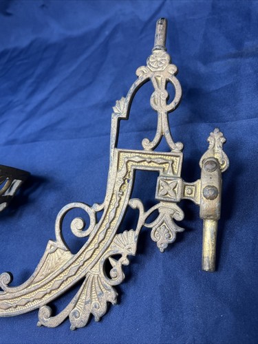 ANTIQUE CAST IRON WALL SCONCE OIL LAMP HOLDER w/BRACKET - Picture 17 of 17