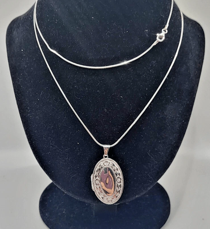 Sterling Silver Locket Signed 925 Italy 29in 1.75in pendant - Image 2 of 4