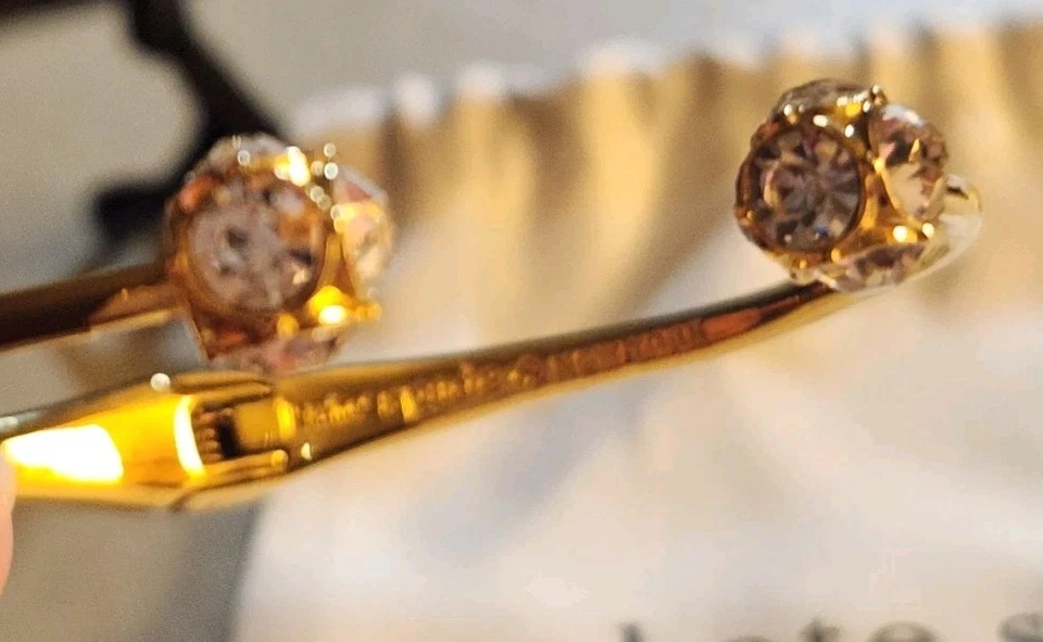 KATE SPADE "LADY MARMALADE" PULSEIRA DE FERRAGENS DE DIAMANTE; TOM DOURADO com Bolsa em excelente estado usado - Imagem 4 de 4