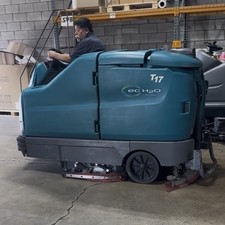 Tennant T17 Riding Floor Scrubber Self-Propelled Squeegee Solution Tank