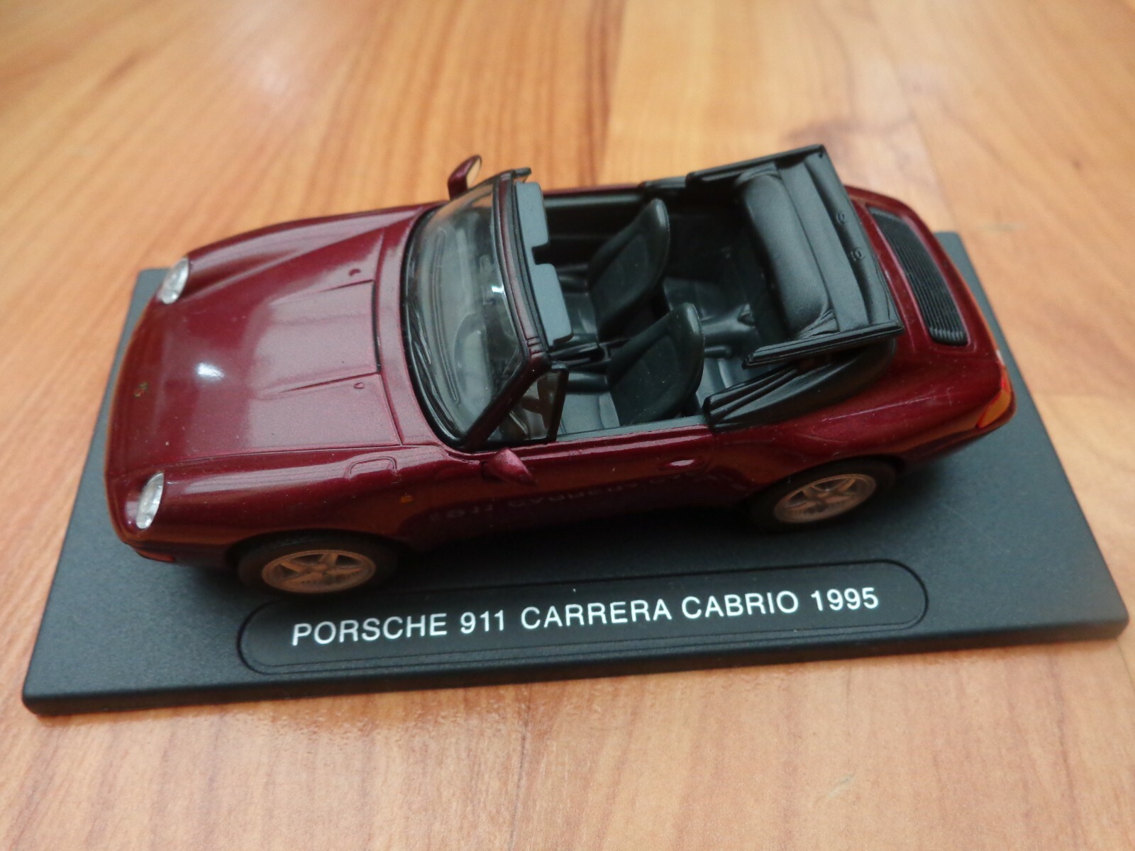 1/43 DEAGOSTINI CLASSIC 1995 PORSCHE 911 CARRERA CABRIO MODEL CAR ON STAND