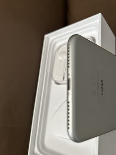 Apple iPhone 7Plus - 128GB Unlocked Smartphone MINT Condition 97% battery health - Picture 3 of 15