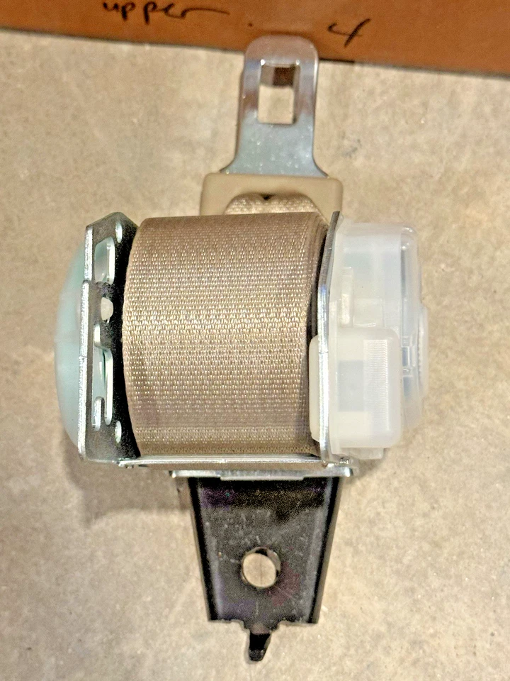 Cinto de segurança central traseiro Mazda 6 Sedan 2003-2008 bege fabricante de equipamento original GKYA-57-740-85 - Imagem 2 de 4