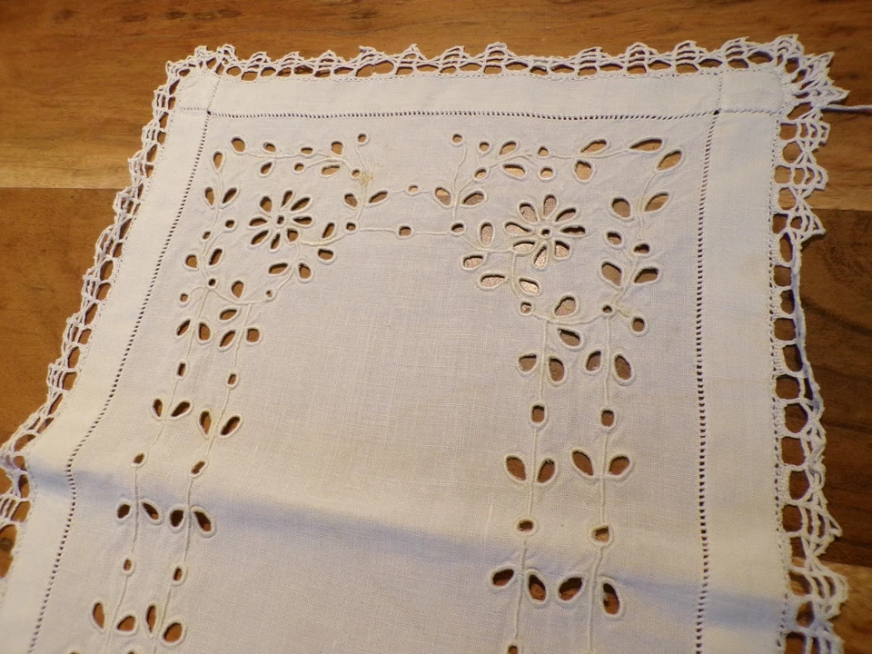 Linge ancien 1 Napperon lin  blanc avec broderies et dentelle - Photo 3/3