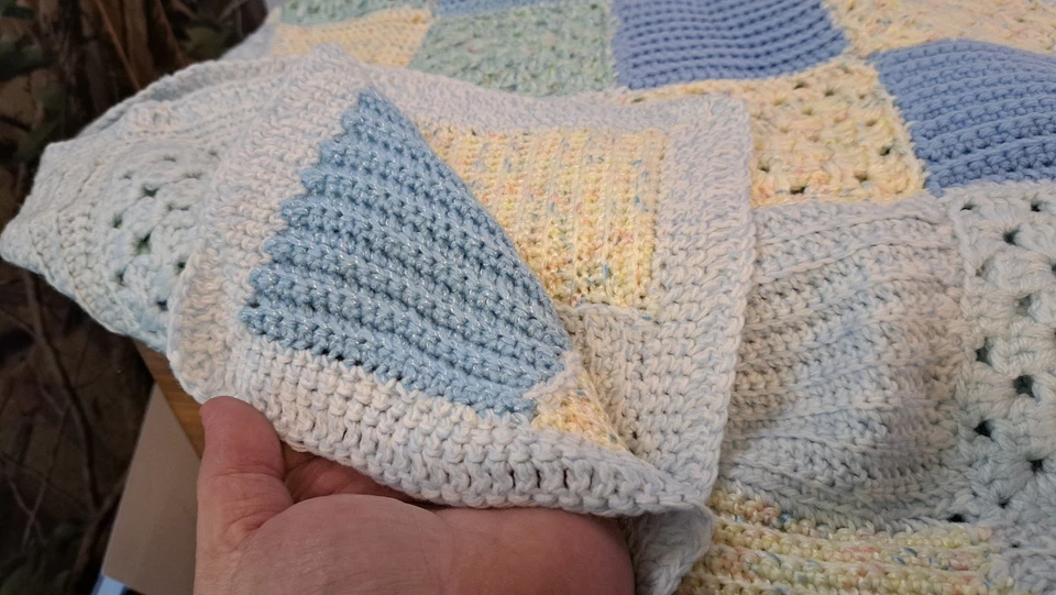 MOM MADE 柔软可爱绿色、蓝色、黄色钩针婴儿毯新品 35x35 — 第 3/4 张图片