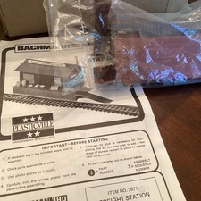 BACHMANN HO SCALE-Plasticville Freight Station 2671, Complete-EXCELLENT COND.