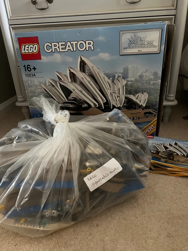 LEGO Creator 10234 Sydney Opera House, photo 2 of 5