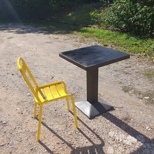 Table et chaise TOLIX modèle KUB design by Xavier PAUCHARD.