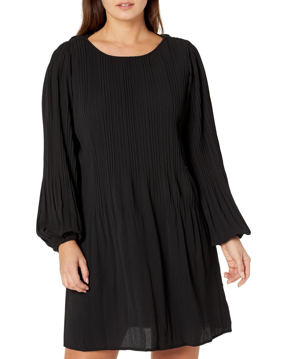black long dress lace Gown with Open Back and Sleeves Fans Are Making Edits Imported. Color:Ecru feature_Scalloped Neck