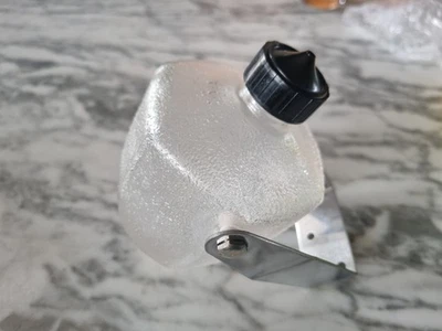Distributeur de savon liquide mural, en verre et inox, bec plastique. - Photo 1/3