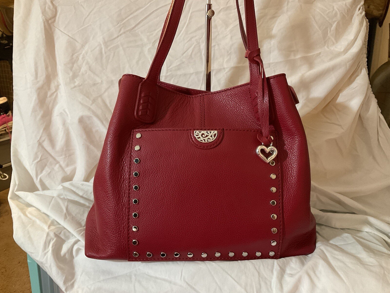 BOLSO DE MANO CON TACHUELAS ROJO BASTANTE RESISTENTE BRIGHTON $450