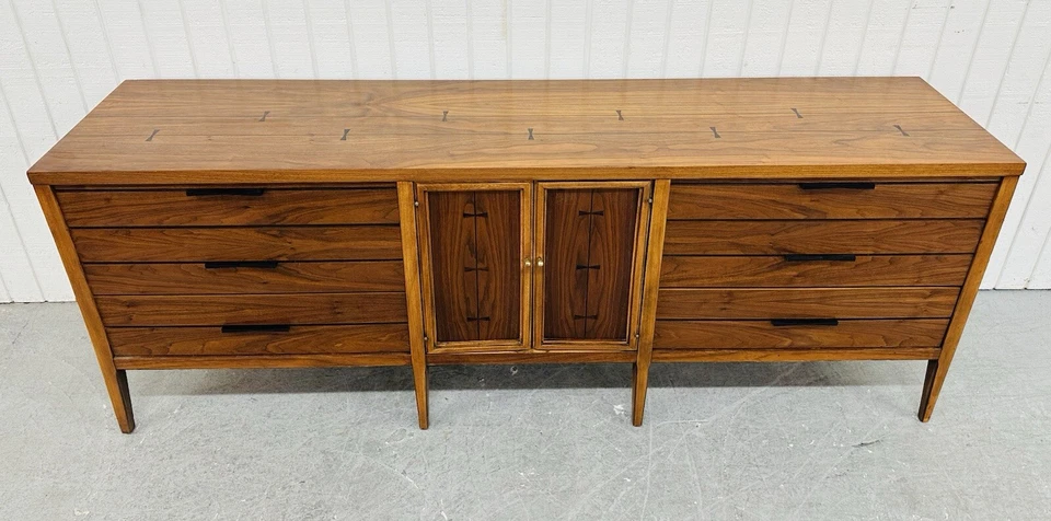 Cómoda de esmoquin Lane moderna Mid-Century de nogal Foto 3 de 4