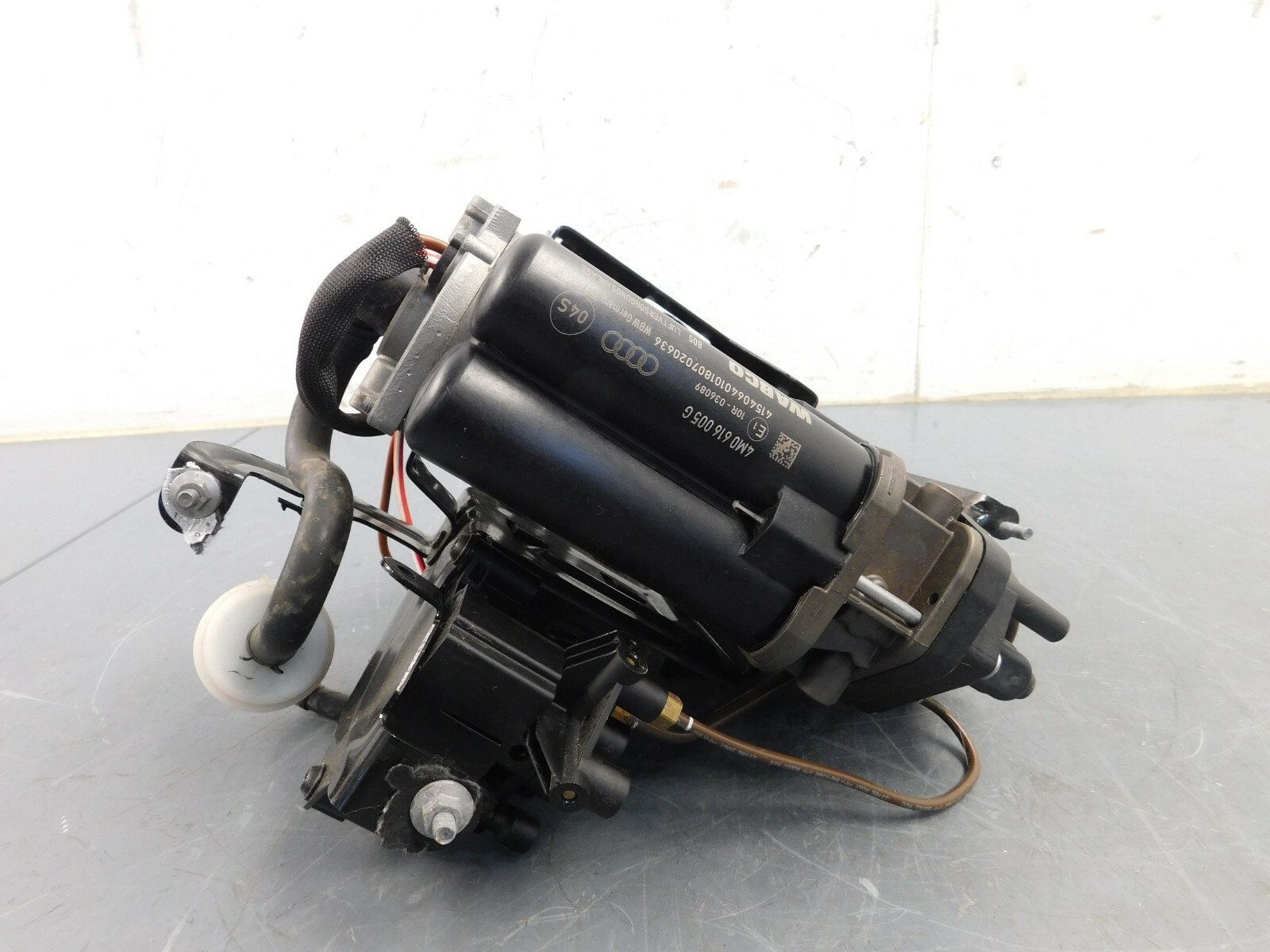 2019 20  Lamborghini Urus Air Ride Compressor / Valve Unit #1064 C2