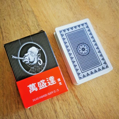 ⭐ Jeu de 52 Cartes à Jouer plastifiées de Belle Qualité NEUF Poker et Bataille ⭐ - Photo 1/4