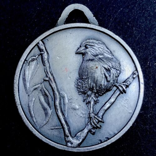 Médaille Pendentif  Argenté  Oiseau Moineau  Sur Une Branche Ornithologie - Photo 1/2