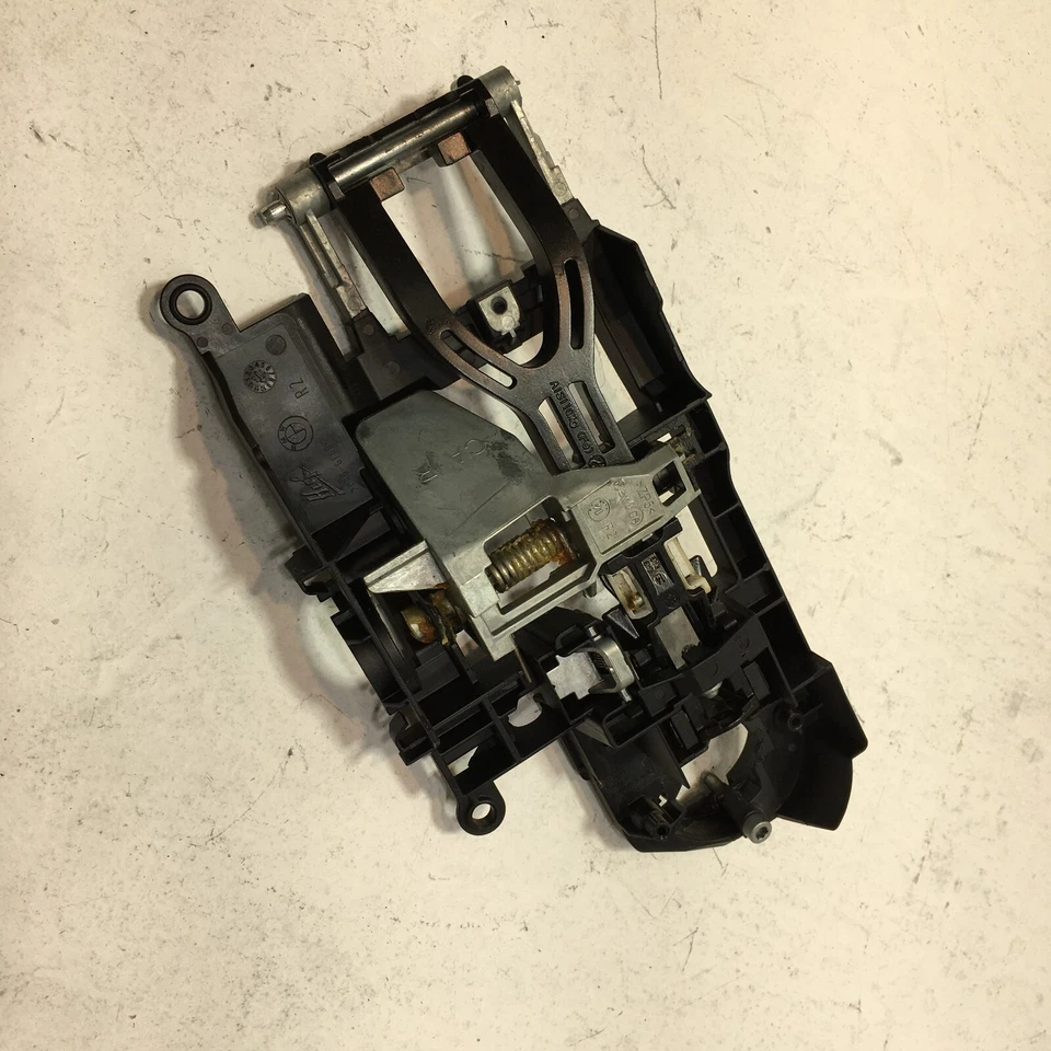 Soporte base manija puerta pasajero delantero derecho BMW 550i xDrive 2011-2016 OEM Foto 3 de 4