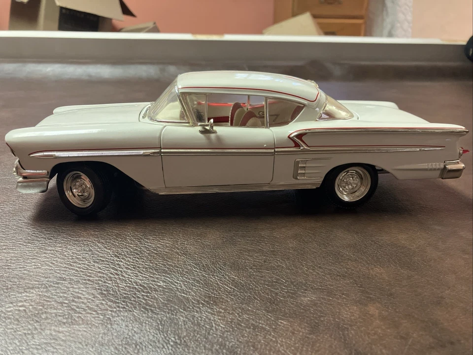 Chevrolet Impala 1958 Ertl American Graffiti 1/18 blanco/rojo Foto 2 de 4