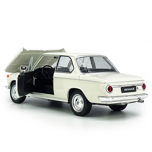 Modellino auto d'epoca 1:24 BMW 2002 Ti pressofuso auto giocattolo per ragazzi collezione bianco - Foto 9 di 15
