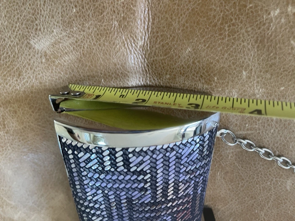 Sondra Roberts 银色黑色手拿包绗缝缎面链条晚装 Metalic — 第 4/4 张图片