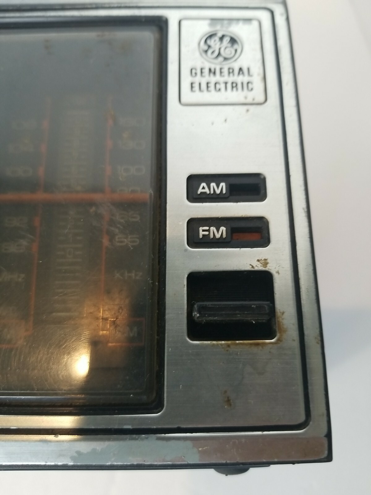 GE GENERAL ELECTRIC 7 4115B AM FM Solid State Table Radio Works K4 ge-general-electric-7-4115b-am-fm-solid-state-table-radio-works-k4