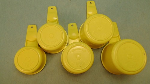 VINTAGE TUPPERWARE 5 YELLOW MEASURING CUPS 1/3C-1/2C-2/3C-3/4C-1C NICE!! - Picture 3 of 3
