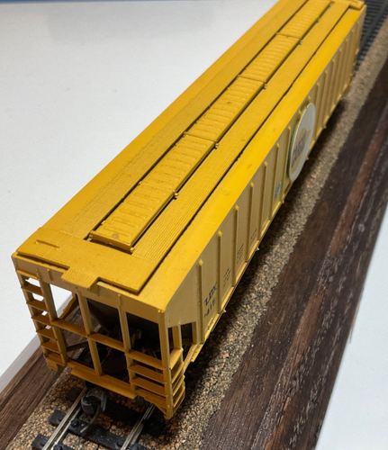 Athearn HO Cargill TLDX 7415 54’ 3 bahías tolva cubierta amarilla base personalizada suelta - Imagen 4 de 6