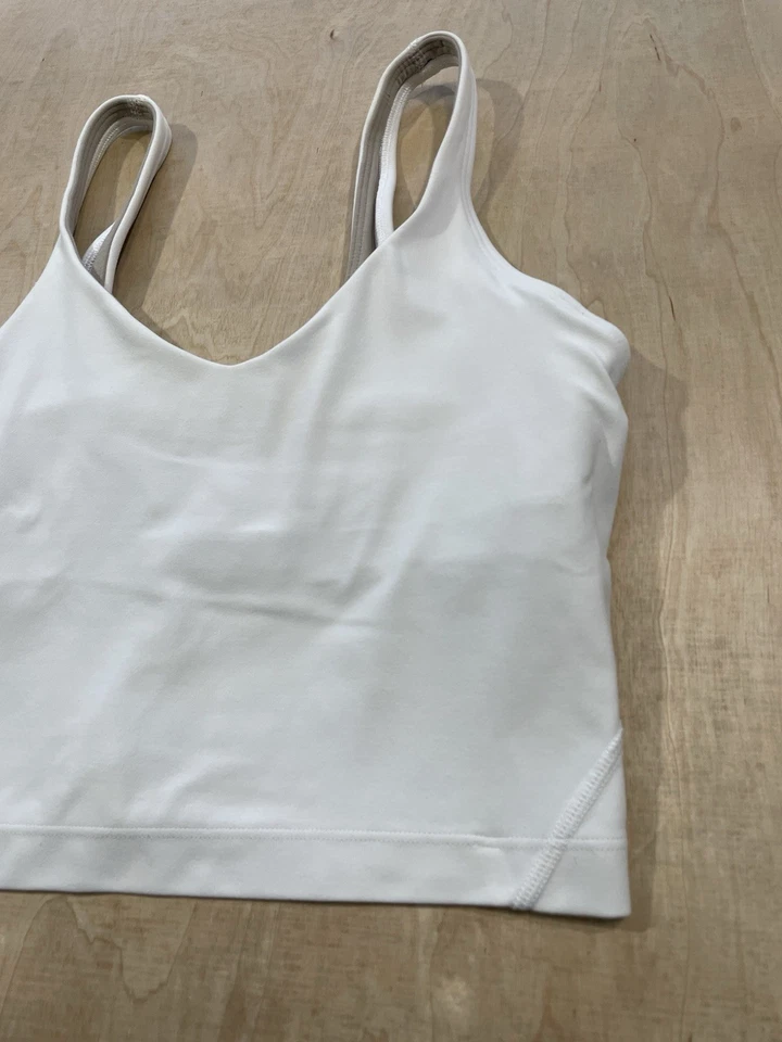 Camiseta sin mangas Lululemon para mujer talla 4 blanca Wunder Train sujetador incorporado con tiras para correr Foto 3 de 4