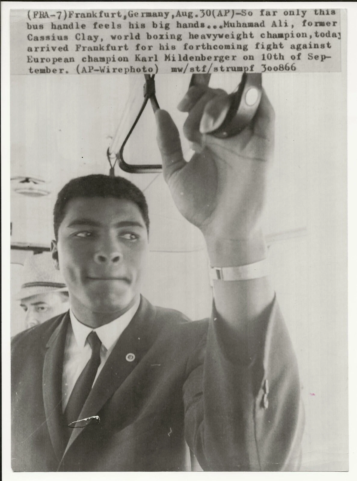 1966 Muhammad Ali フランクフルトに到着 カール ミルデンバーガー バウト ボクシングワイヤー フォト - 画像1/2