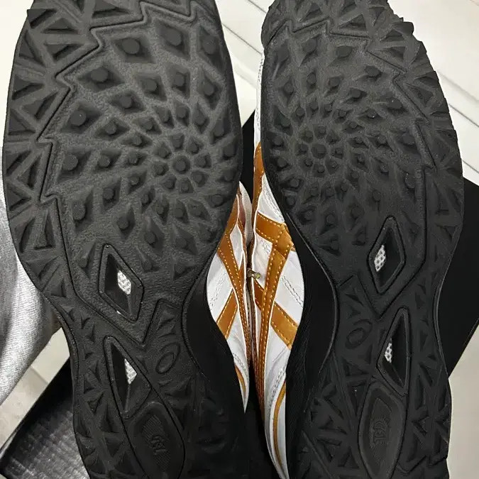 Asics C3 White Soccer Cleats, Size 265 thumbnail 3