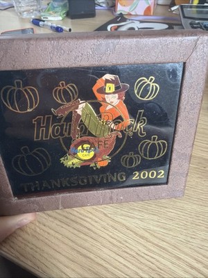 Hard Rock Cafe-Online.  Thanksgiving 2002 2 Pins Box Set. Kellnerin & Füllhorn 
