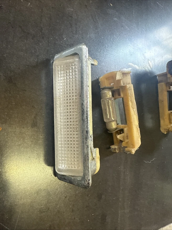 Juego de luces de cabina de pilar OEM Jeep Comanche MJ B luces de cortesía domo luces de cabina Foto 4 de 4