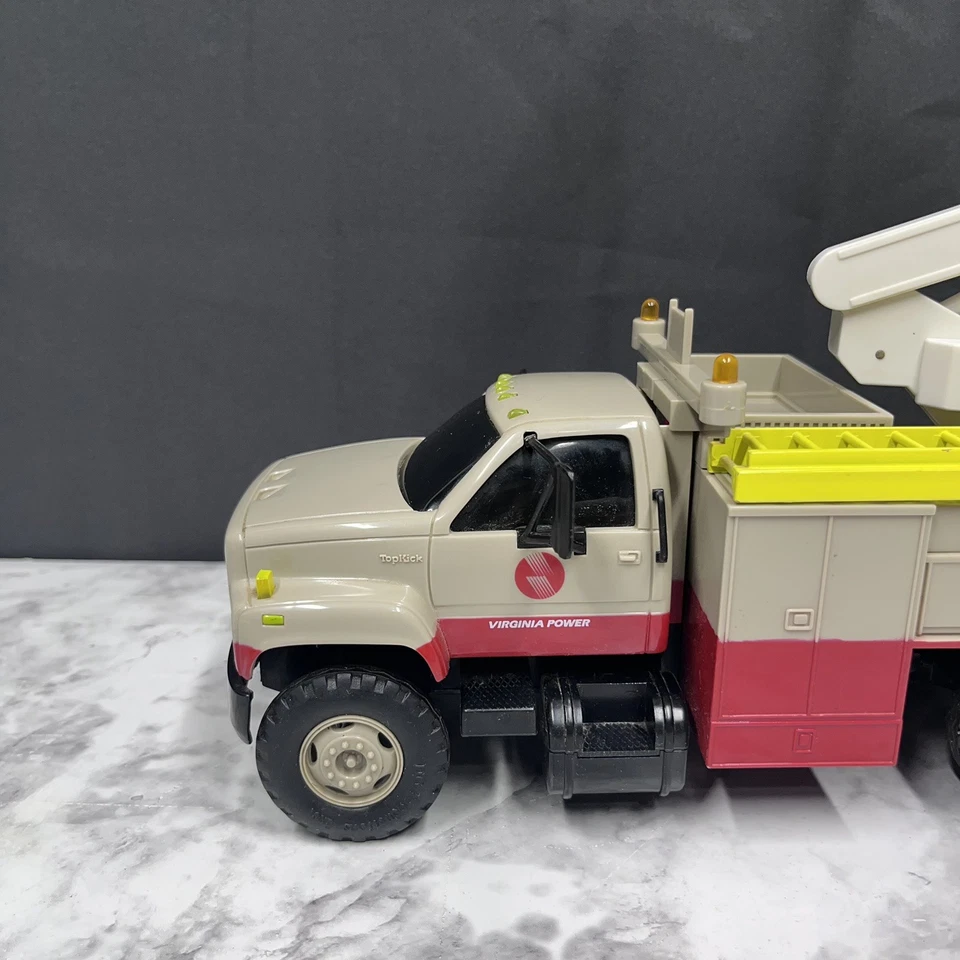 Virginia Power Bucket Truck Utility Top Kick 1/24 DG Productions GMC Ladder 1995 - Imagem 2 de 4