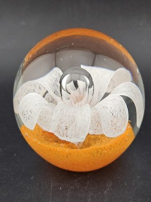Kunstglas Briefbeschwerer weiße Blume mit kontrollierten Luftblasen & orangem Sockel B9
