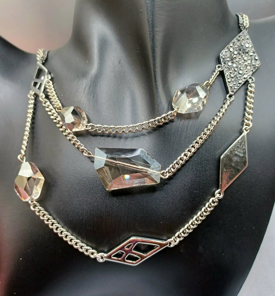 Collar Kenneth Cole Cristal Ahumado Tono Plata 3 Hilos Dijes Geométricos Foto 2 de 4