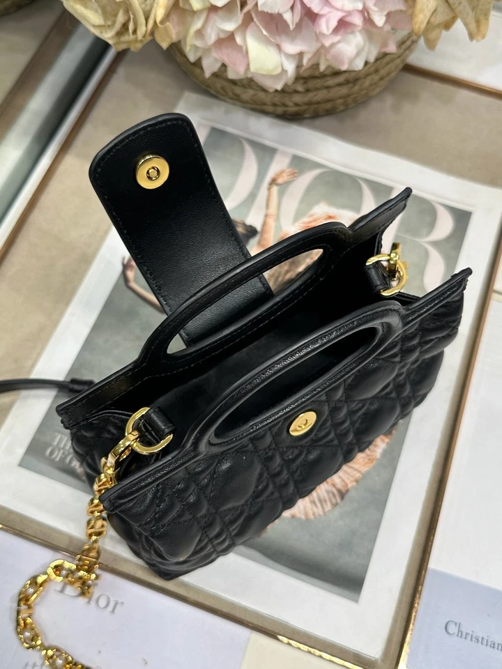 Mini bolso de mano Christian Dior negro Cannage acolchado piel de becerro dorado con cierre de perlas Foto 4 de 4