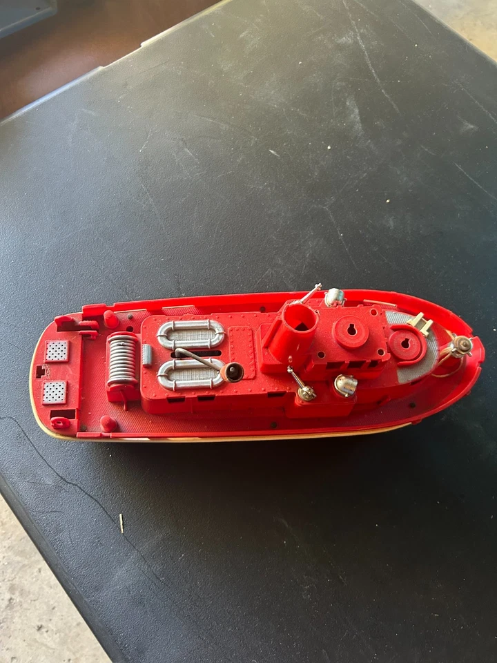 Vintage 1950 Ideal Fire Fighter Boat 16” Brinquedo – Navio Fireboat Vermelho e Creme - Imagem 3 de 4