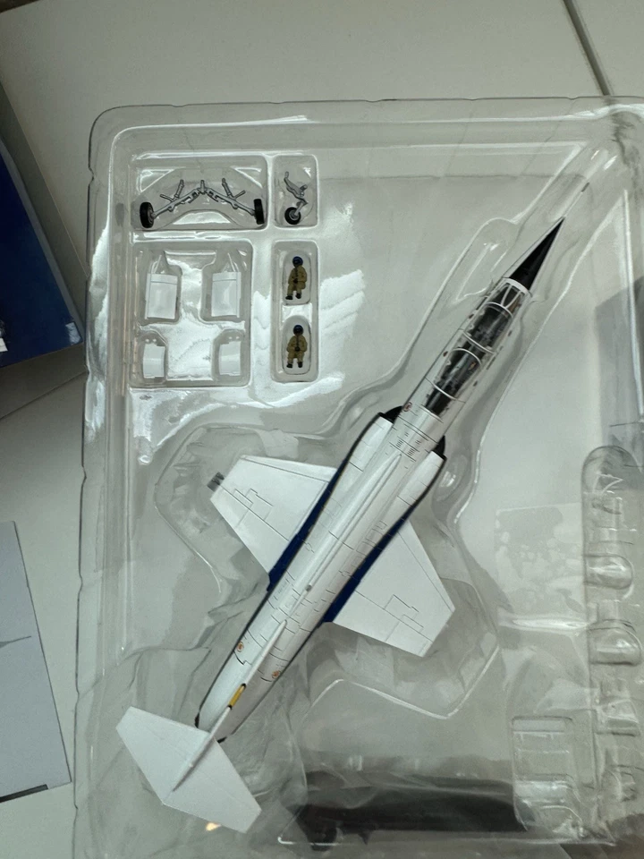 HA1048 Hobby Master TF-104G Starfighter 1/72 Model N825NA NASA Dryden Flight - Image 4 of 4