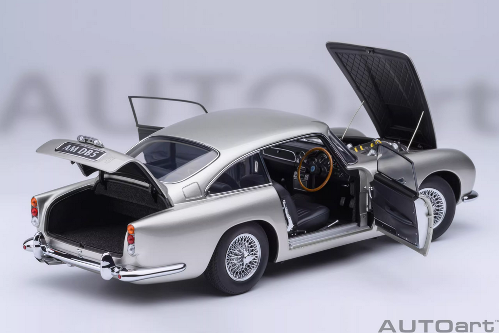 AUTOart 1:18 Aston Martin DB5 007 Car Model Ornament