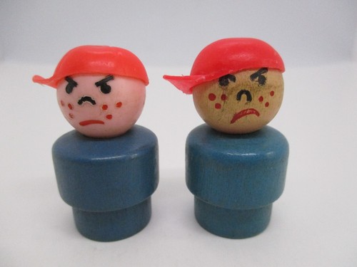 Vintage Menge 2 Fisher Price Little People hölzerne mittlere/verrückte Sommersprossenjungen mit Kappe
