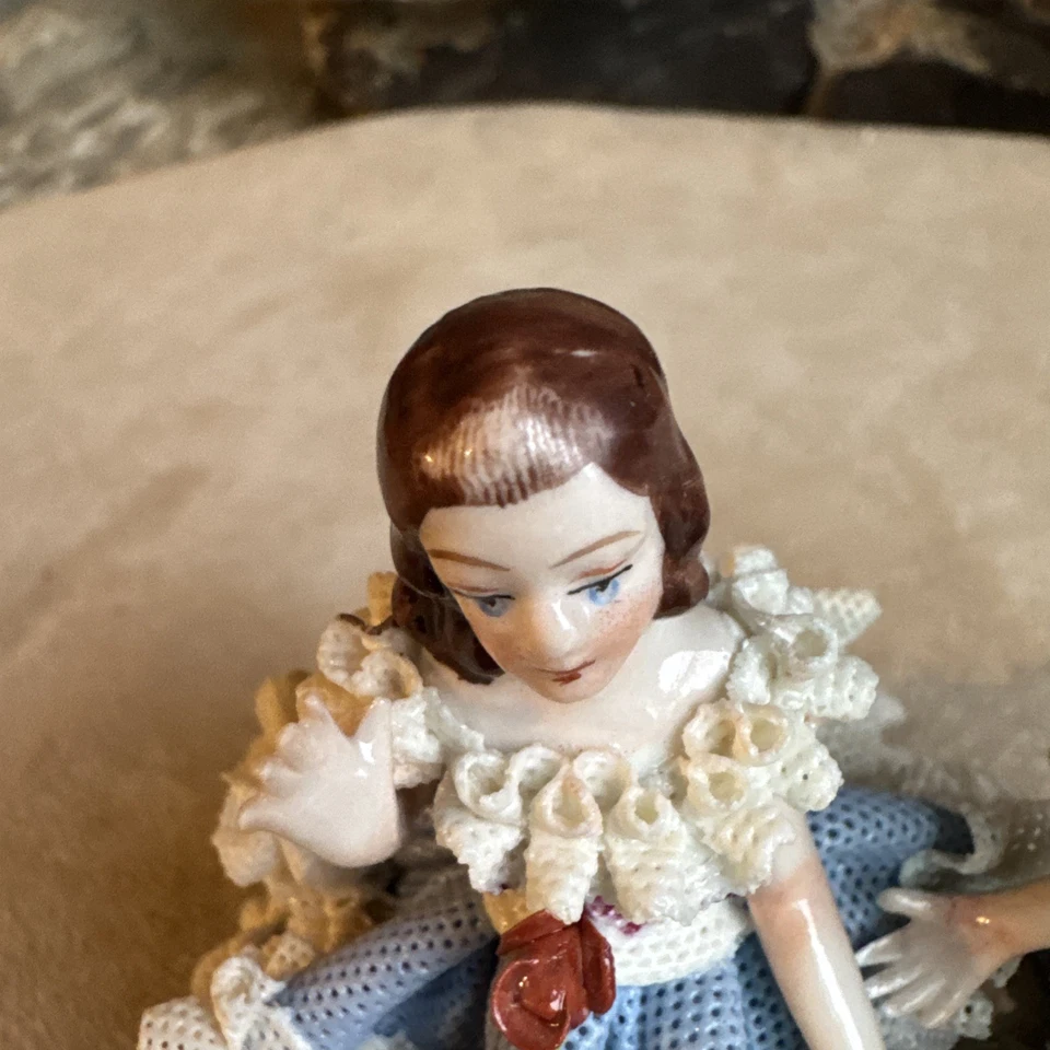 Antigua estatuilla de porcelana de Dresde Alemania victoriana encaje niñas gemelas en azul Foto 2 de 4