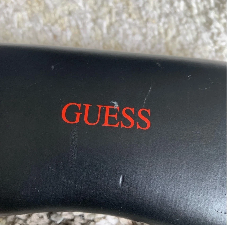 Estuche para gafas de sol GUESS negro y rojo usado en excelente estado Foto 4 de 4