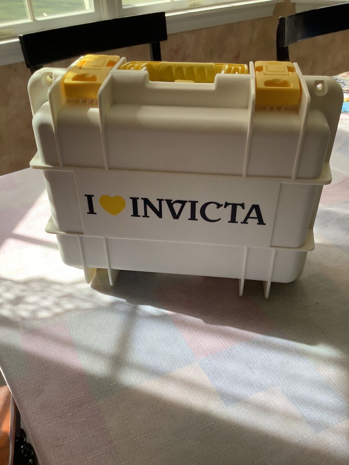 Invicta Limited Edition I Heart 8 Slot Impact Dive Case White Pat D634930S