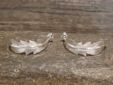 Pendientes de aro de plumas de plata esterlina nativos americanos firmados Barney
