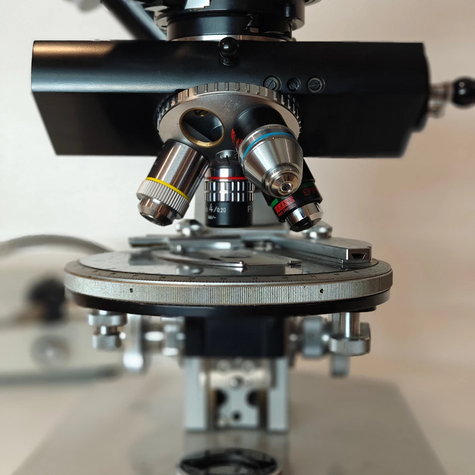 Microscopio ZEISS Universal III RS con 4 objetivos, puerto trinocular, luz de fibra Foto 4 de 4