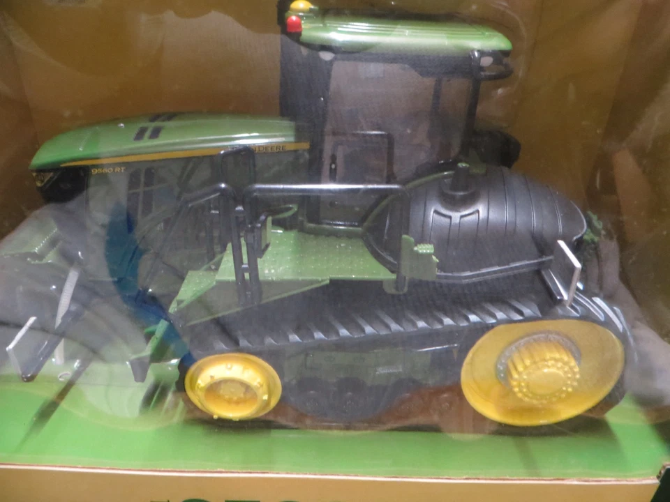BRITAINS JOHN DEERE 2011 9560RT TRACKED TRACTOR 42897  1/32 MIB - Image 2 of 4