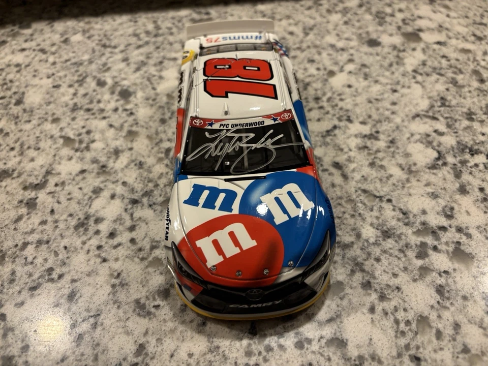 Camry 2016 Kyle Busch #18 marca M&Ms rojo blanco y azul autografiado Foto 4 de 4